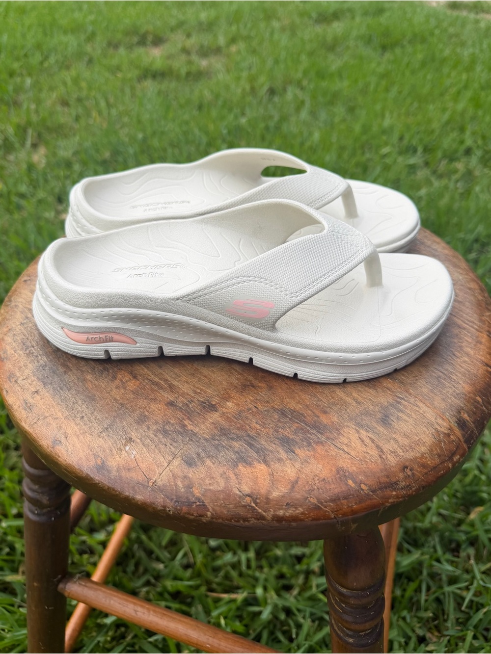Skechers Cream Thong Sandals with Peach Accents Comfort Arch Fit Size 7